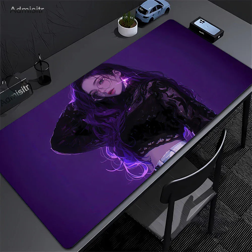 Tapis de souris XXL Fille aux Cheveux Violets et Lunettes | Tapis de souris Store® 60x30cm